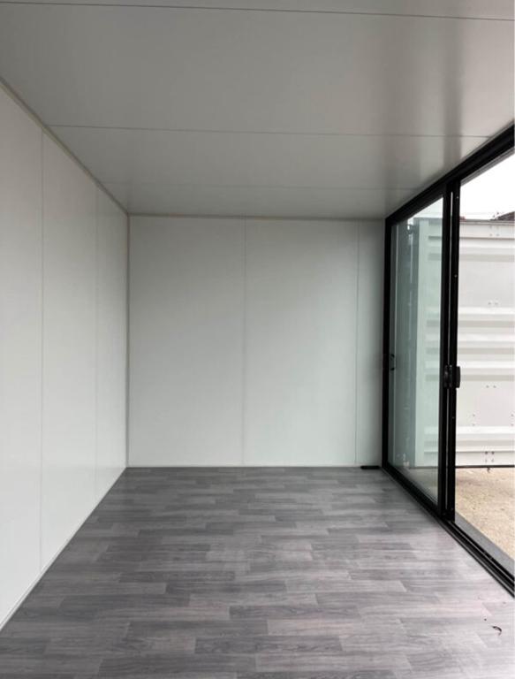 TIENDA CONTENEDOR DE 20X8 PIES PUERTA DE VIDRIO EN VENTA