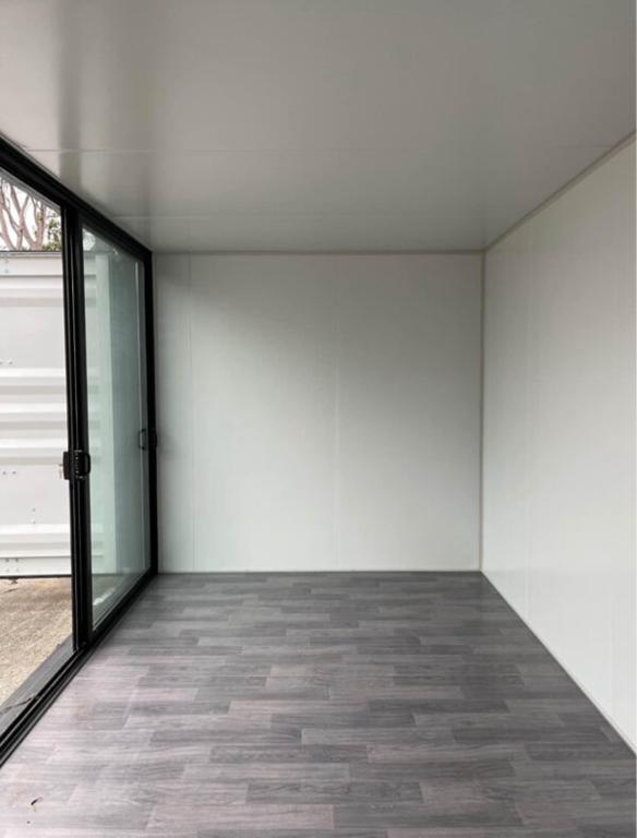 TIENDA CONTENEDOR DE 20X8 PIES PUERTA DE VIDRIO