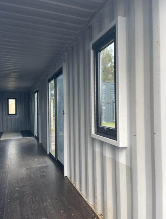 CASA O OFICINA CONTENEDOR DE 40X8 PIES RECIENTEMENTE MODIFICADA - AZUL