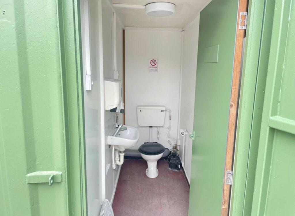 VESTIDOR Y DUCHA DE 12 PIES X 8 PIES EN VENTA CABO ROJO, PUERTO RICO
