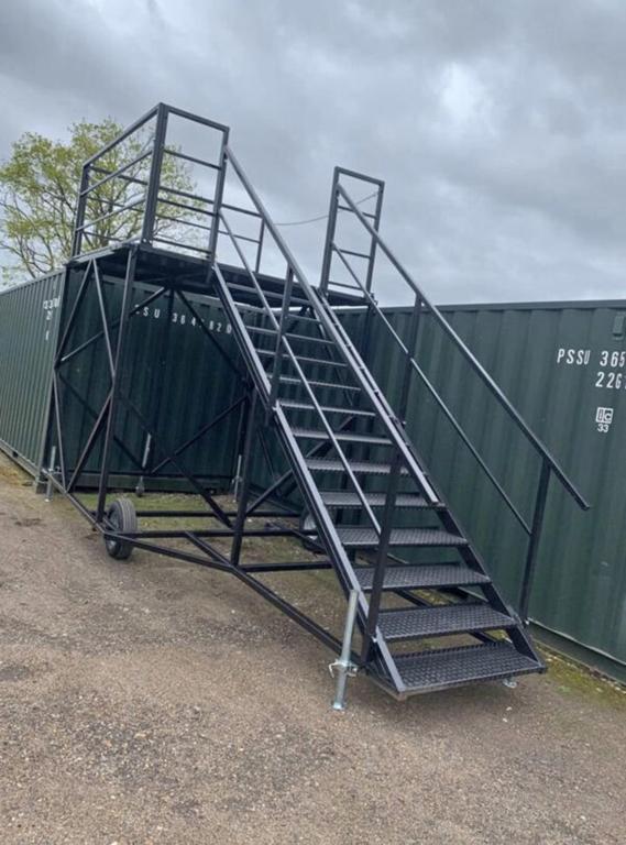 ESCALERA MÓVIL PARA CONTENEDORES EN PATIO DE ALMACENAMIENTO EN PUERTO RICO
