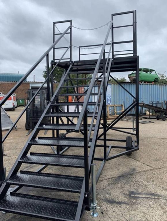 ESCALERA MÓVIL PARA CONTENEDORES EN PATIO DE ALMACENAMIENTO EN COSTA RICA