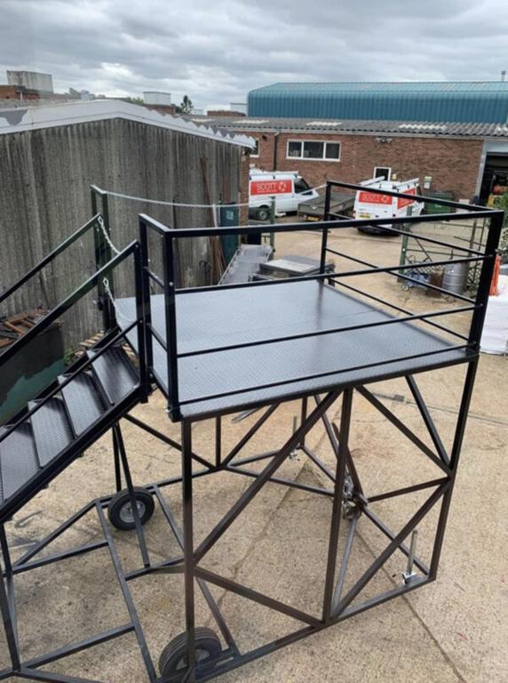 VENTA DE ESCALERA MÓVIL PARA CONTENEDORES EN PATIO DE ALMACENAMIENTO PUERTO RICO