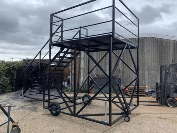 ESCALERA MÓVIL PARA CONTENEDORES EN PATIO DE ALMACENAMIENTO EN GUATEMALA