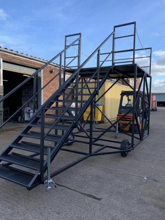 VENTA DE ESCALERA MÓVIL PARA CONTENEDORES EN PATIO DE ALMACENAMIENTO