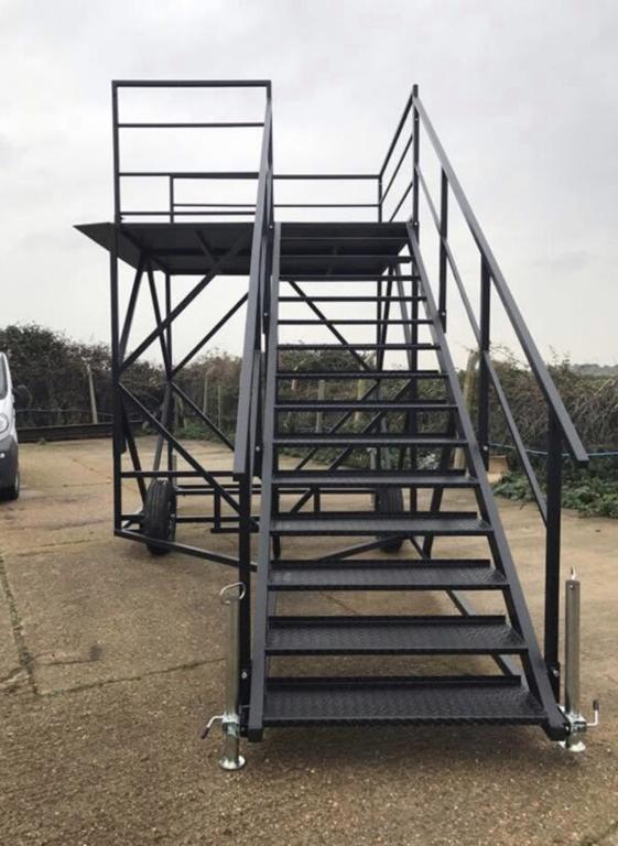 ESCALERA MÓVIL PARA CONTENEDORES EN PATIO DE ALMACENAMIENTO EN ARGENTINA