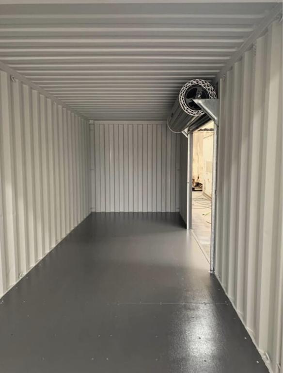 CONTENEDOR DE 20 PIES CON PUERTA ROLLING
