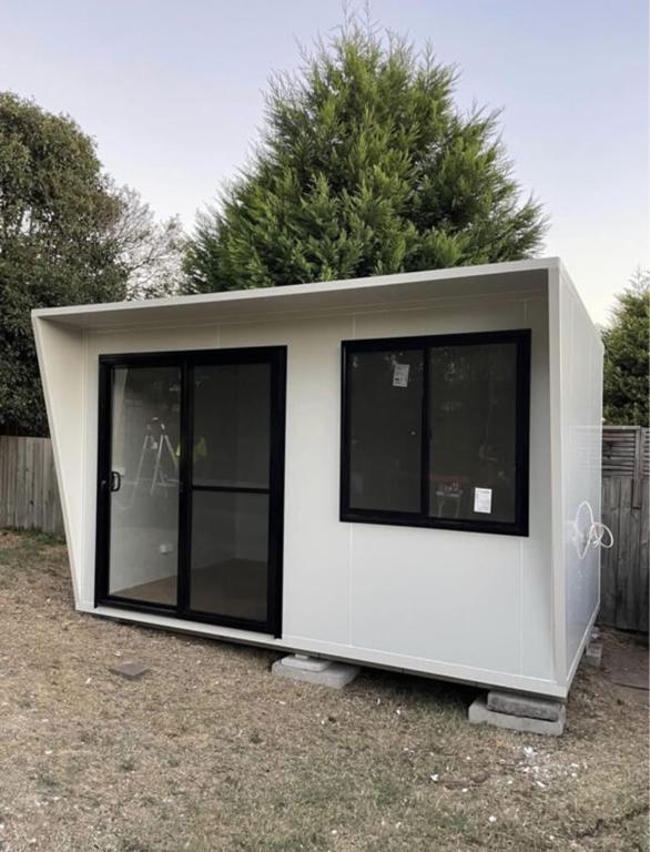 OFICINA MODULAR 2.4 X 4.0 METROS AISLADA